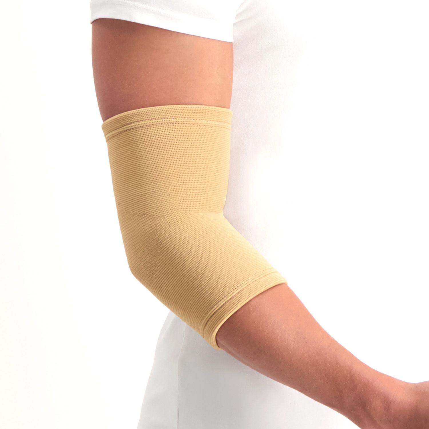 Seitenansicht der vom Modell getragenen Dunimed Ellenbogenbandage Beige