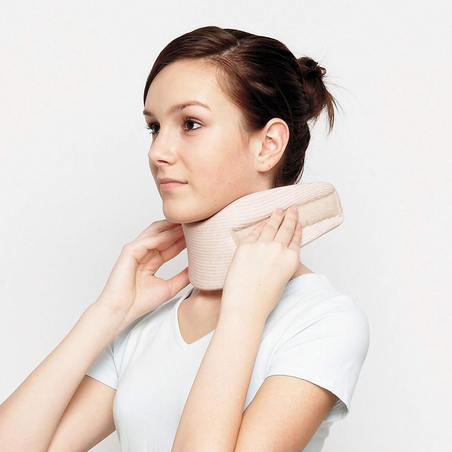 Model putting the LP Support Neck Brace around her neck