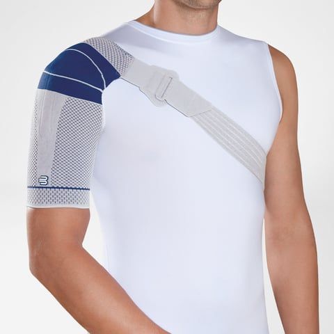 Vorderansicht des Modells mit dem Bauerfeind Omotrain S Schulterbandage über dem Hemd