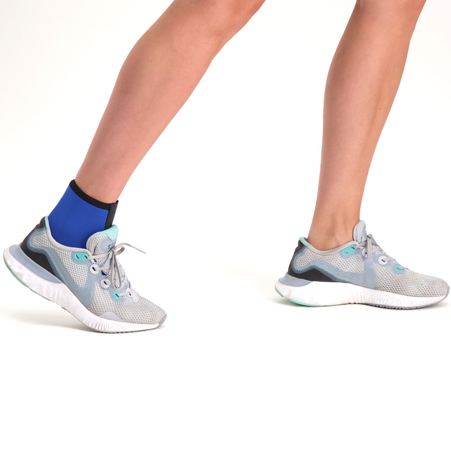 Morsa Sprunggelenkbandage für Kinder in einem Sportschuh getragen Seitenansicht