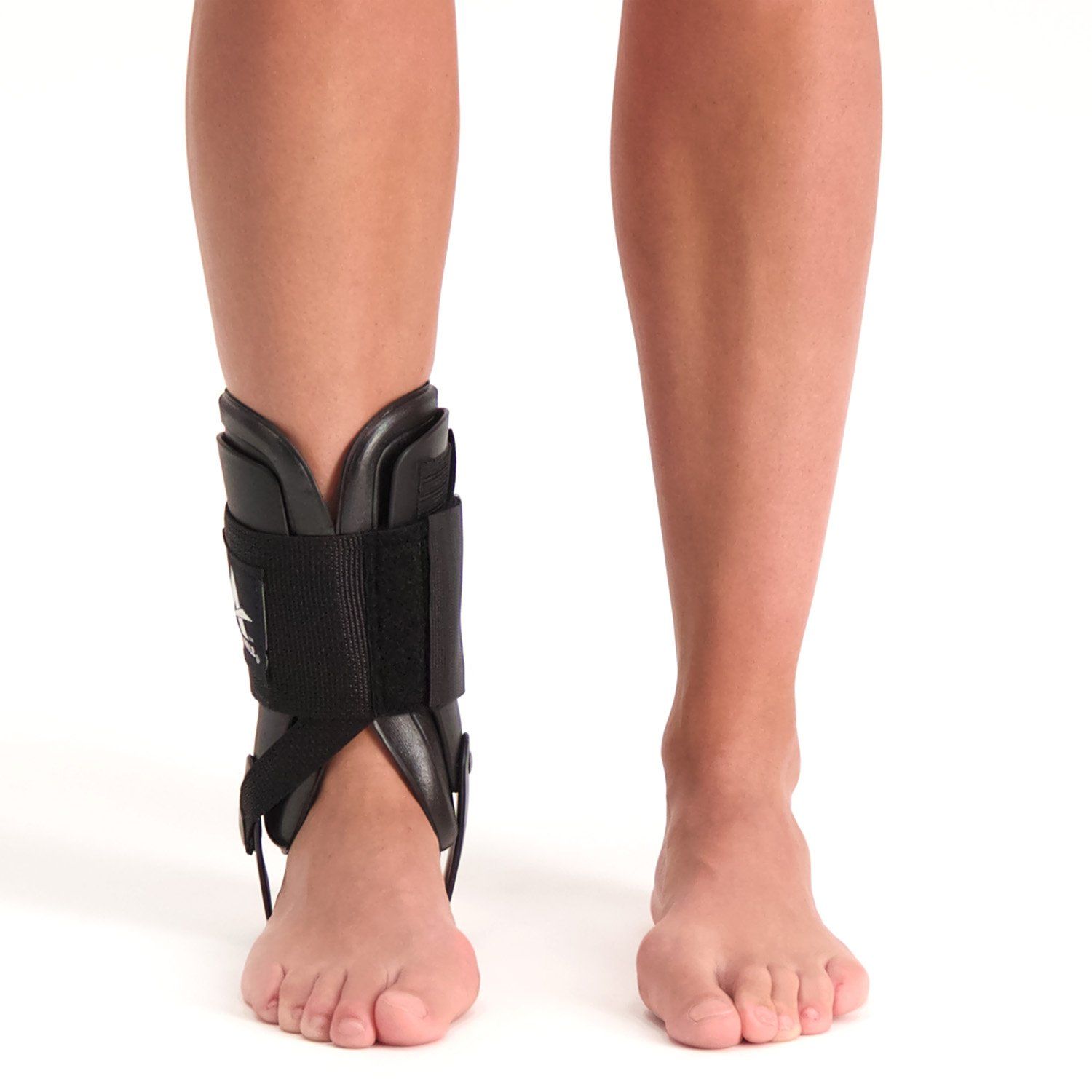 Model trägt das Active Ankle T2 Sprunggelenkbandage in der Vorderansicht