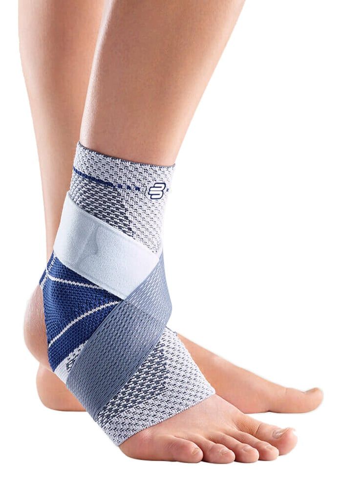 Model trägt die Bauerfeind MalleoTrain S Sprunggelenkbandage Offene Ferse