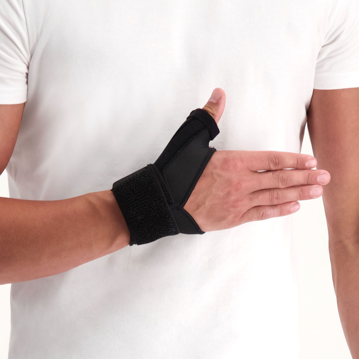 Dunimed Daumenbandage / Handgelenkbandage Schwarz getragen von Modell
