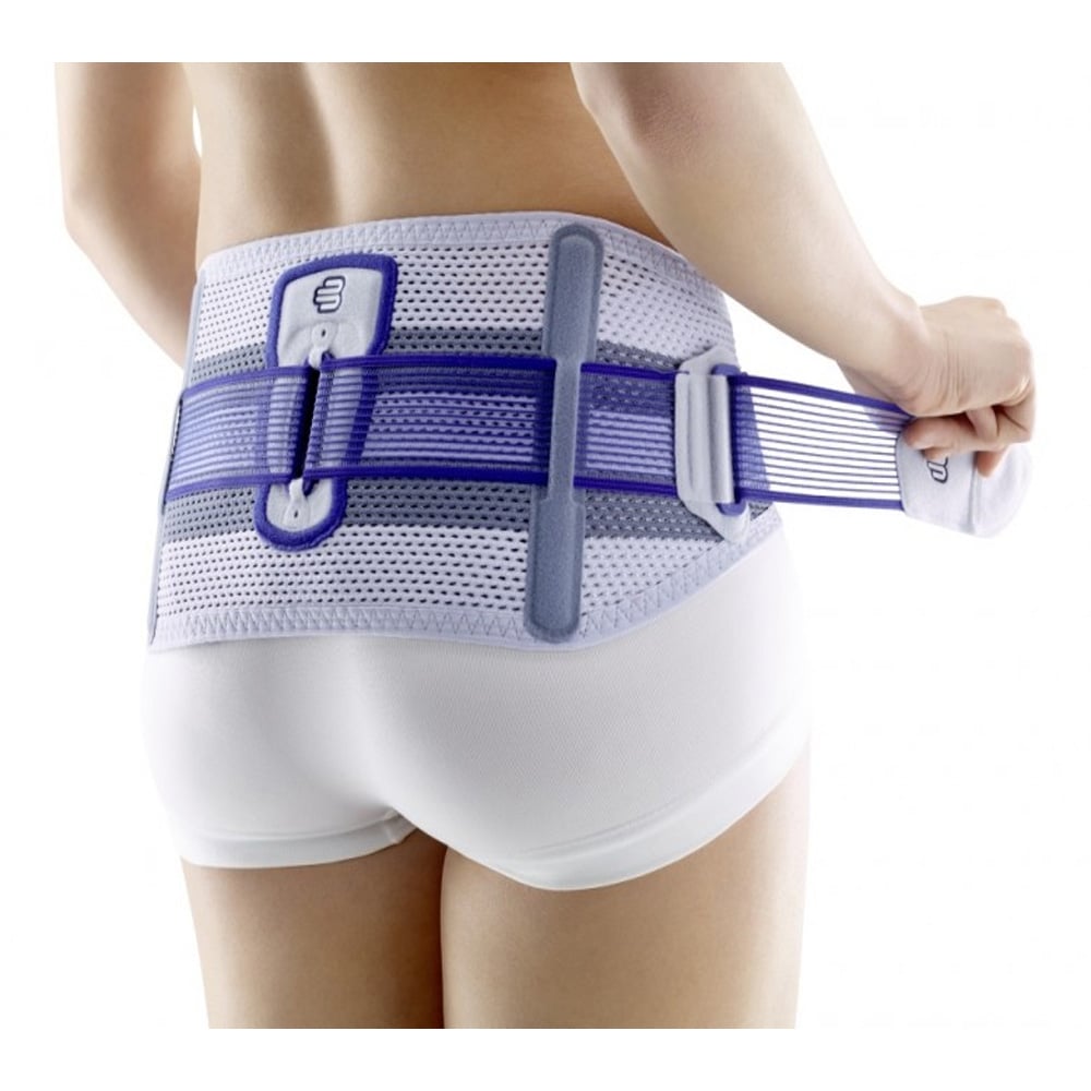 Model beim Umschnallen des Bauerfeind Sacroloc Rückenbandage