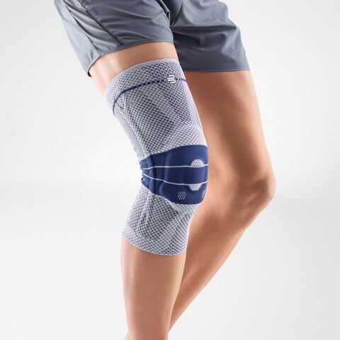Seitenansicht des Modells mit der Bauerfeind GenuTrain Kniebandage um das rechte Knie