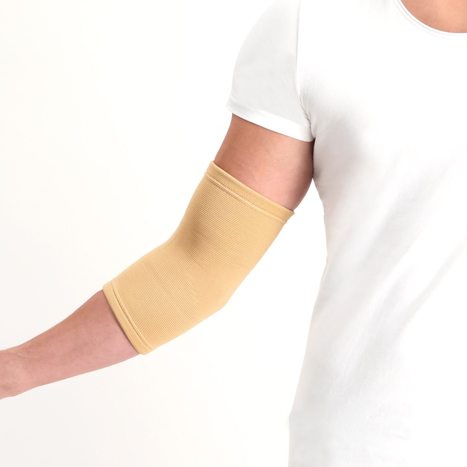 Linke Seitenansicht der vom Modell getragenen Dunimed Ellenbogenbandage Beige