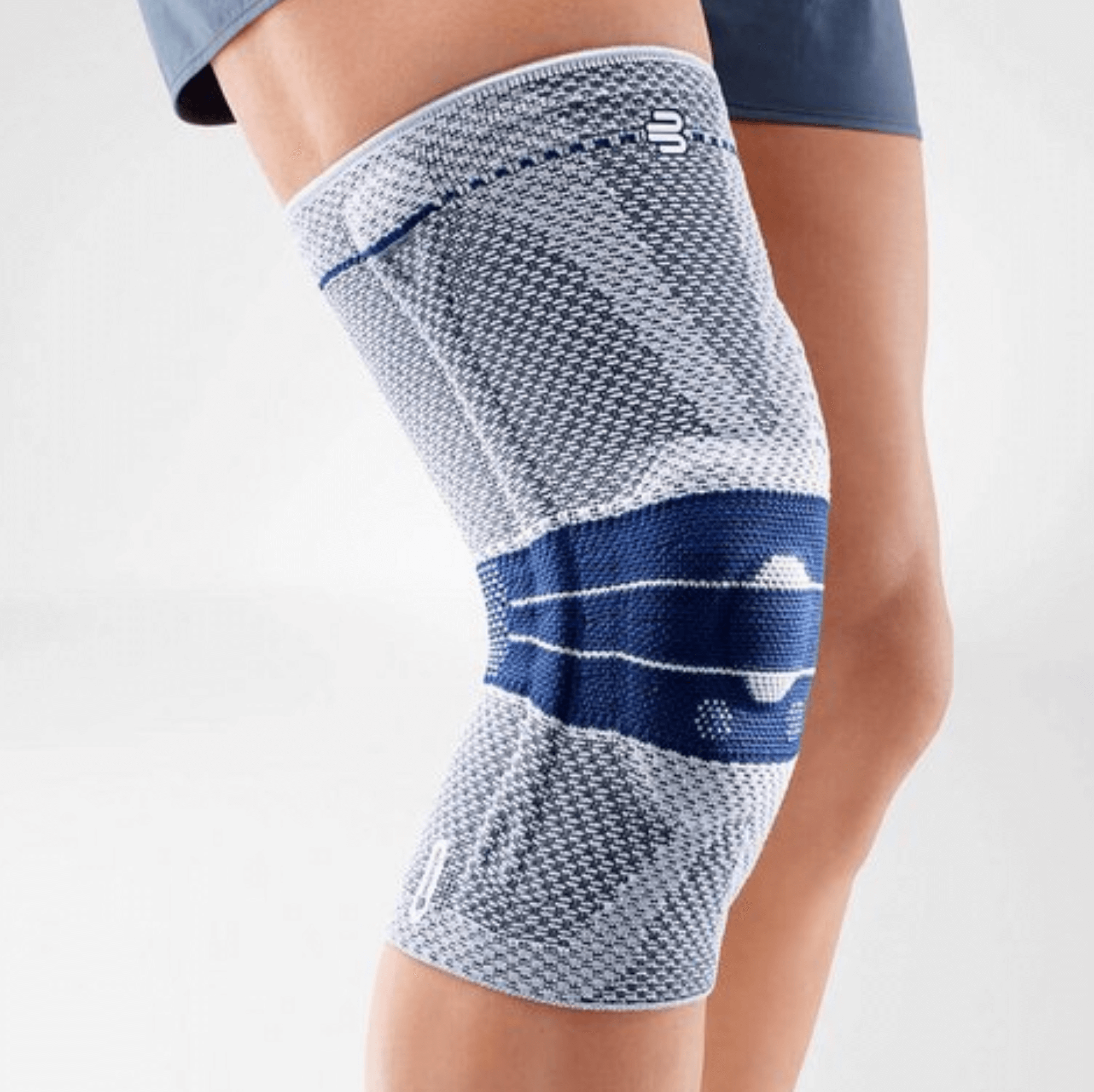Model trägt die Bauerfeind GenuTrain A3 Kniebandage um das rechte Knie