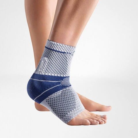 Seitenansicht des Modells mit der Bauerfeind MalleoTrain Sprunggelenkbandage