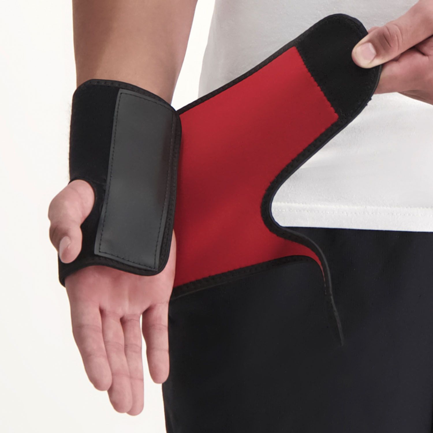 Model putting on the Dunimed Carpal Tunnel Syndrome Wrist Support