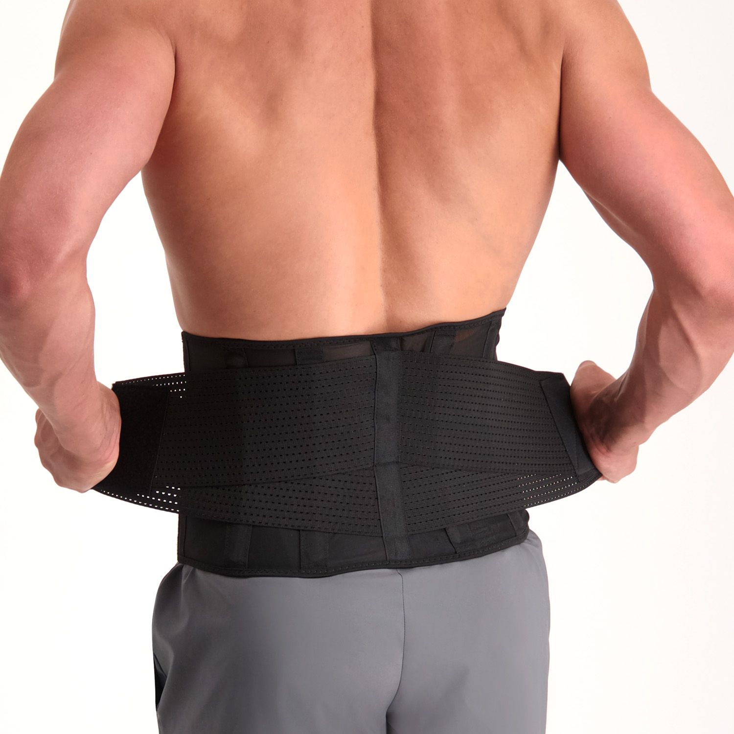Rückansicht des Models, das die Dunimed Rückenbandage mit Federstahlstreben trägt