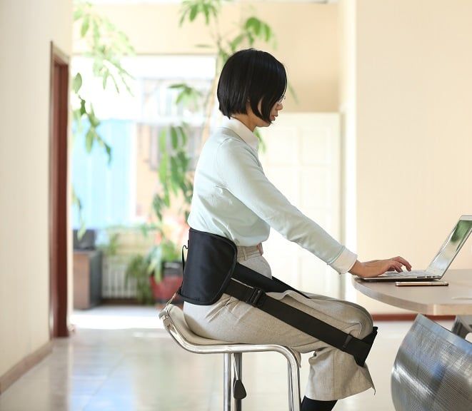 Dunimed Back-Up Ergonomische Rückenstütze auf einem Schreibtisch verwendet werden