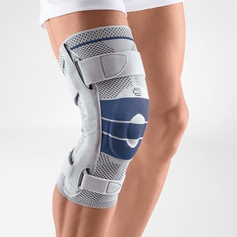 Vorderansicht des Modells mit der Bauerfeind GenuTrain S Kniebandage um das rechte Knie