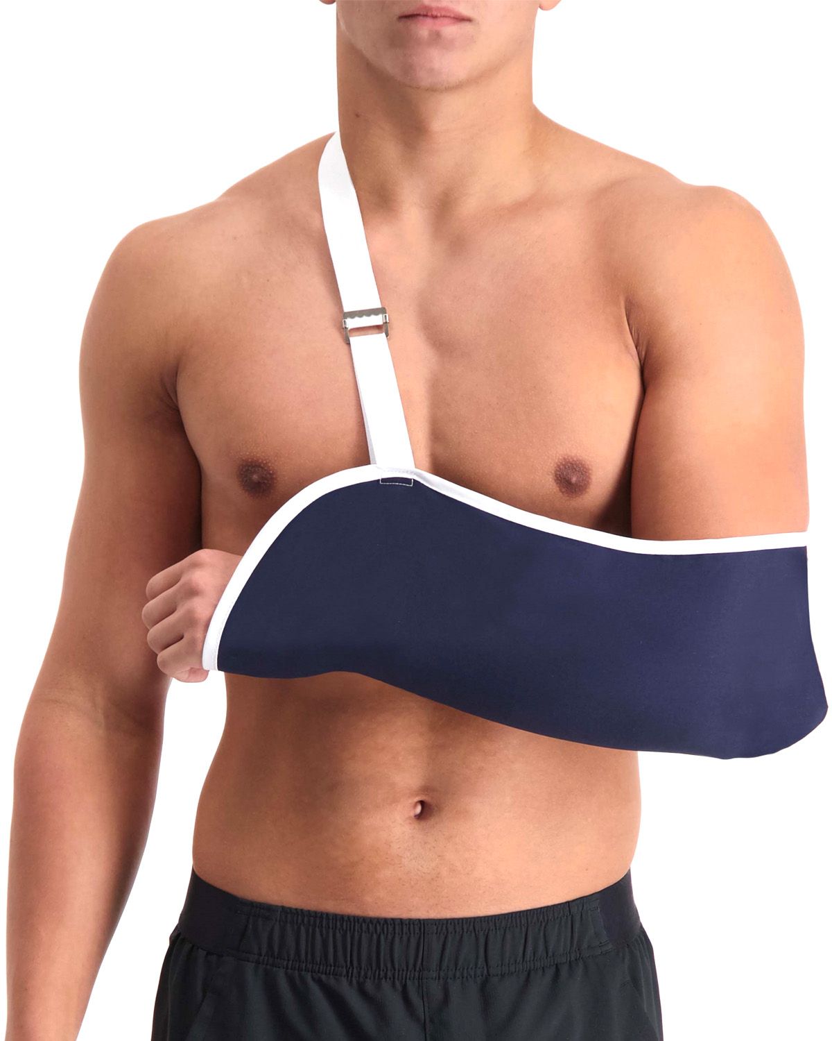 Dunimed Armschlinge, getragen von einem männlichen Model, mit dem linken Arm in der Schlinge