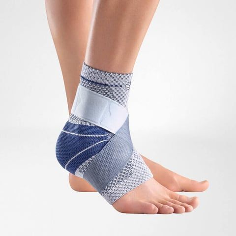 Seitenansicht des Modells mit Bauerfeind MalleoTrain S Sprunggelenkbandage