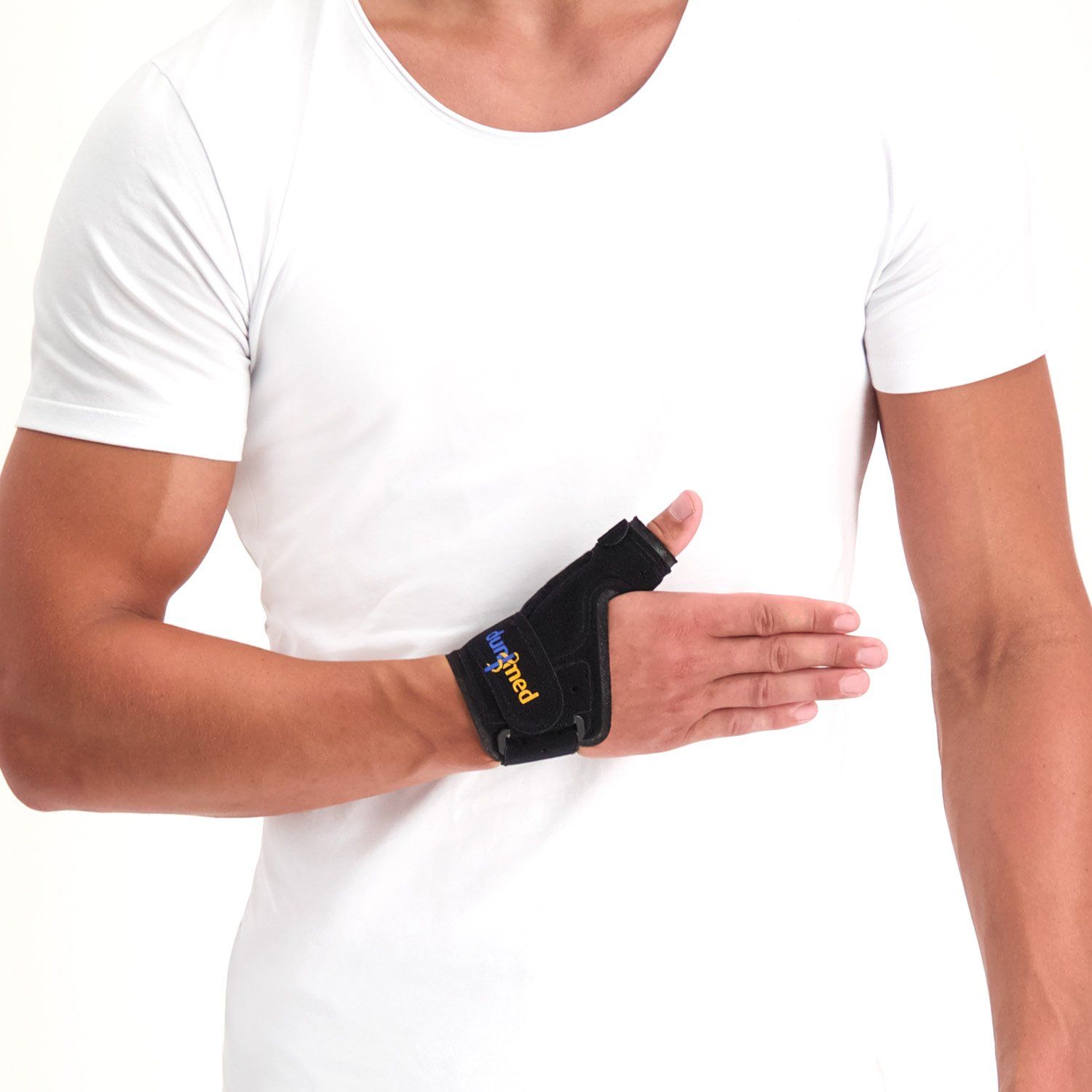 Das Modell trägt die Dunimed Daumenbandage Manu um den rechten Daumen