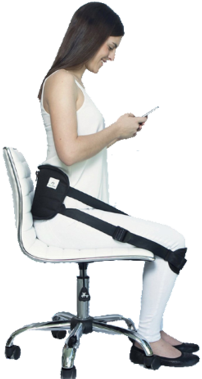 Dunimed Back-Up Ergonomische Rückenstütze wird von einem Model benutzt, das auf einem Bürostuhl sitzt
