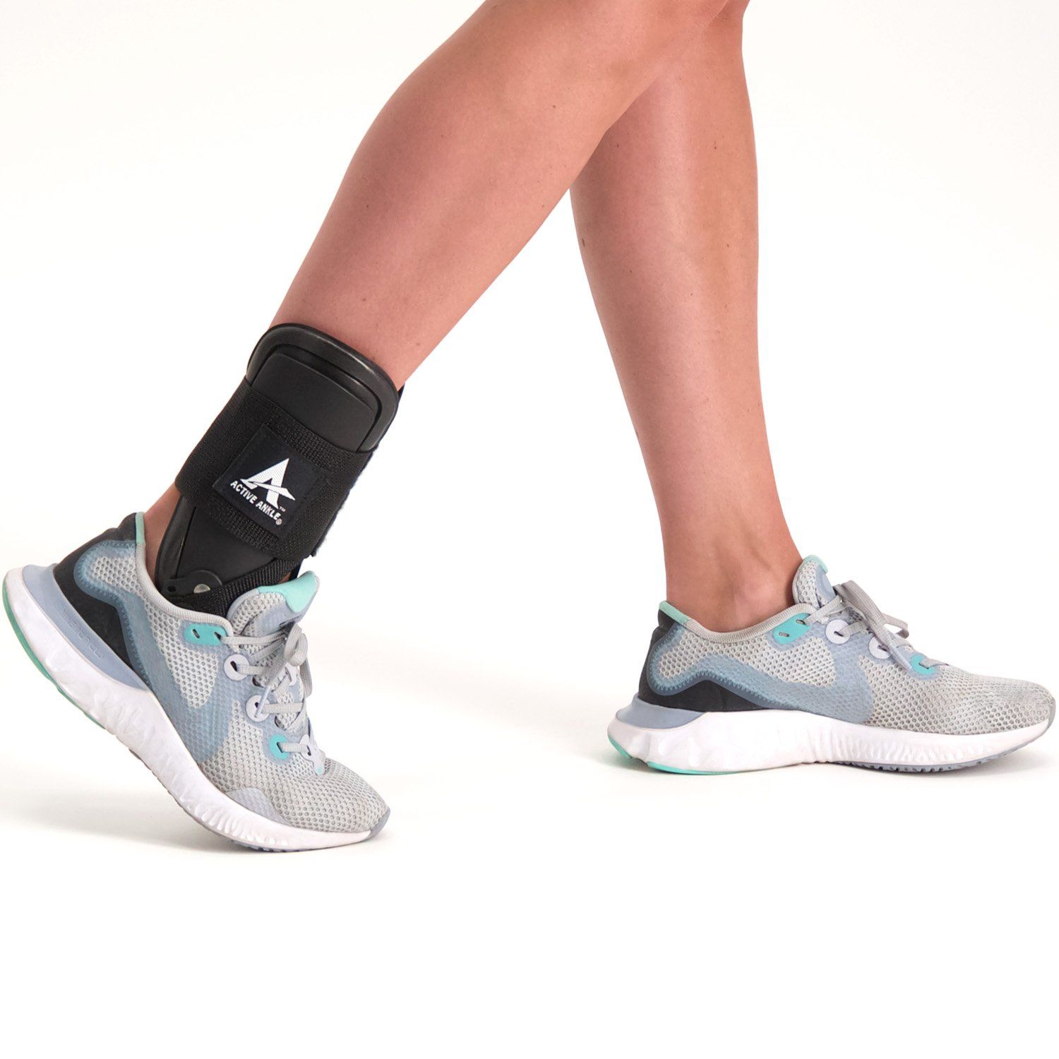 Model trägt die Active Ankle T2 Sprunggelenkbandage im Schuh beim Gehen