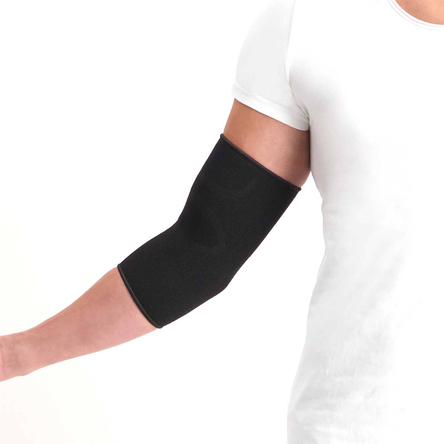 Linke Seitenansicht der vom Modell getragenen Dunimed Ellenbogenbandage Schwarz