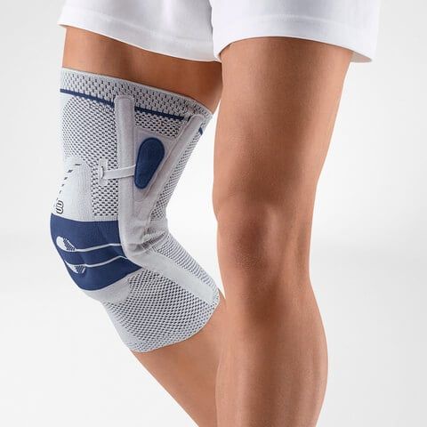 Ansicht des Modells von links mit der Bauerfeind GenuTrain P3 Kniebandage
