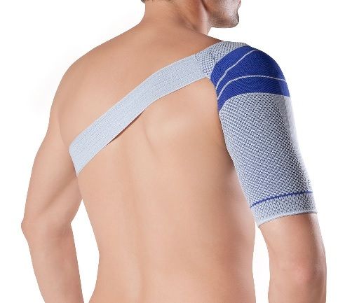 Rückansicht des Modells mit dem Bauerfeind OmoTrain S Schulterbandage