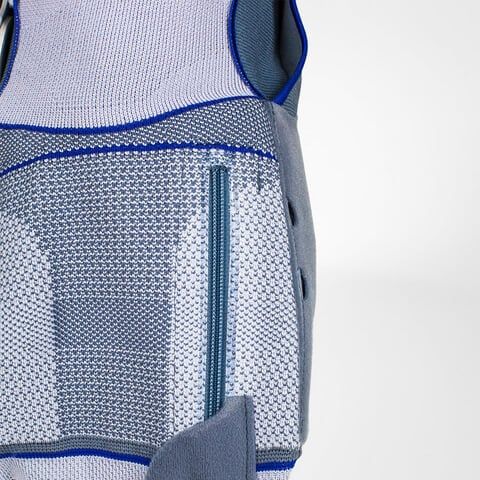 Strickens des Bauerfeind SofTec Genu Knieorthese mit anpassbaren Gelenkschienen