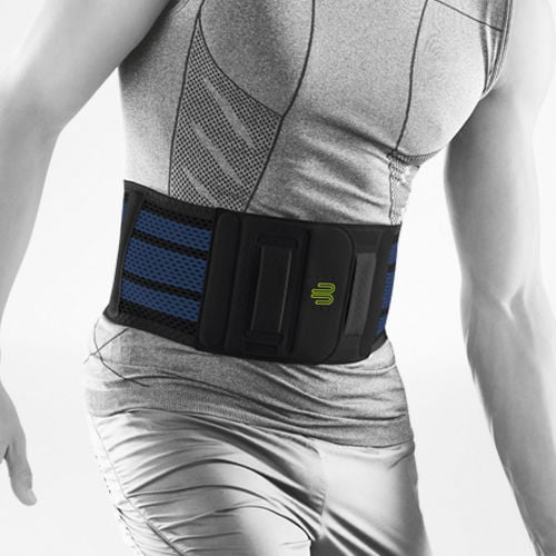 Vorderansicht Bauerfeind Sports Rückenbandage in Schwarz getragen von männlichem Model