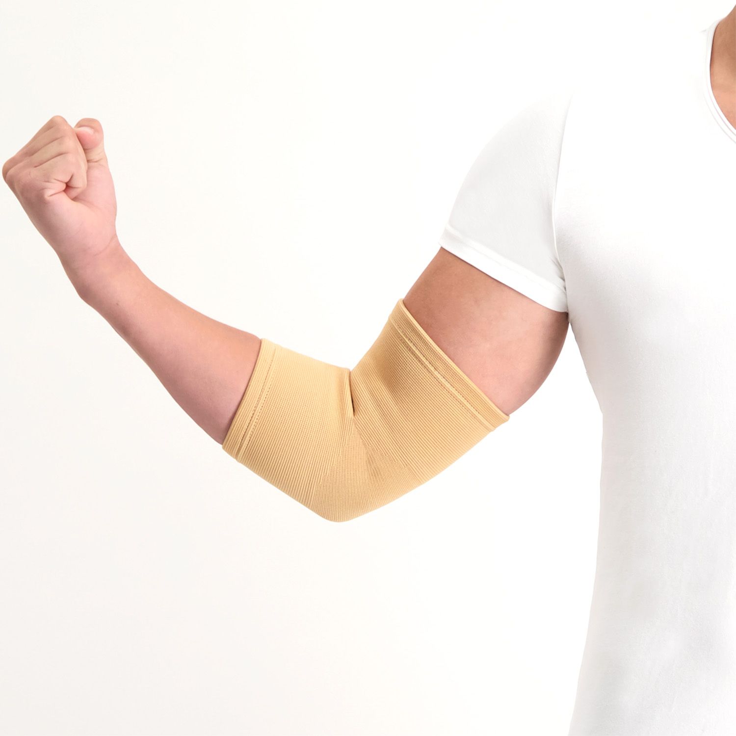 Model verrenkt sich den Arm beim Tragen der Dunimed Ellenbogenbandage Beige