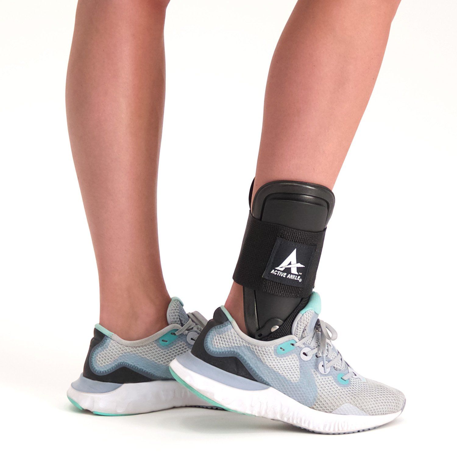 Model trägt das Active Ankle T2 Sprunggelenkbandage im Schuh
