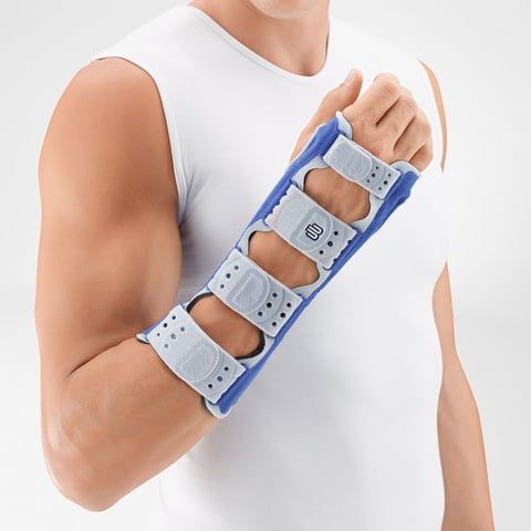 Bauerfeind Manuloc Long Handgelenkorthese getragen vom Modell am rechten Arm