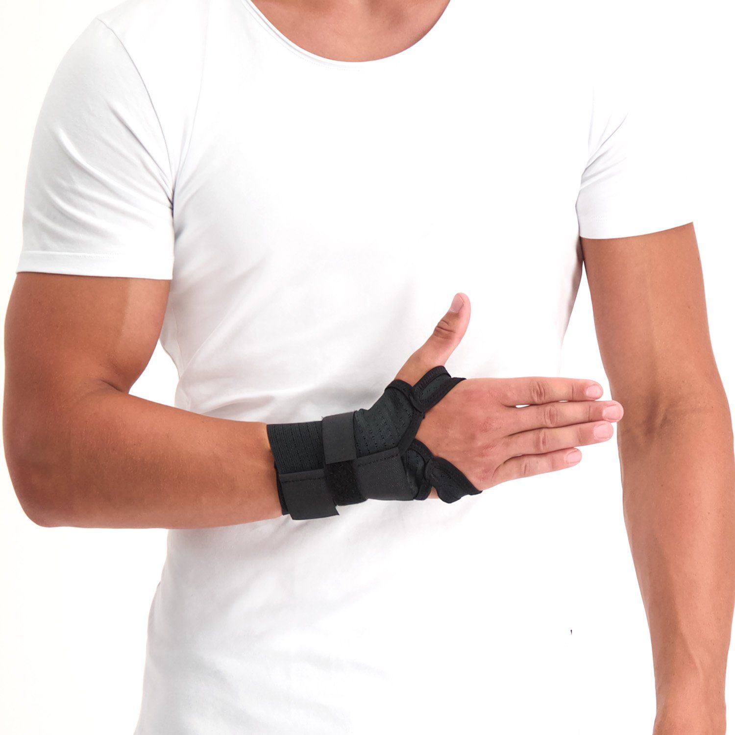 Super Ortho Karpaltunnelsyndrom Handgelenkbandage vom Model um die rechte Hand getragen