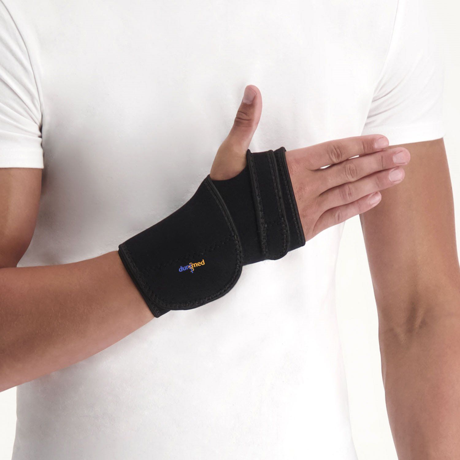 Dunimed Handgelenkbandage Karpaltunnelsyndrom um die Hand des Models