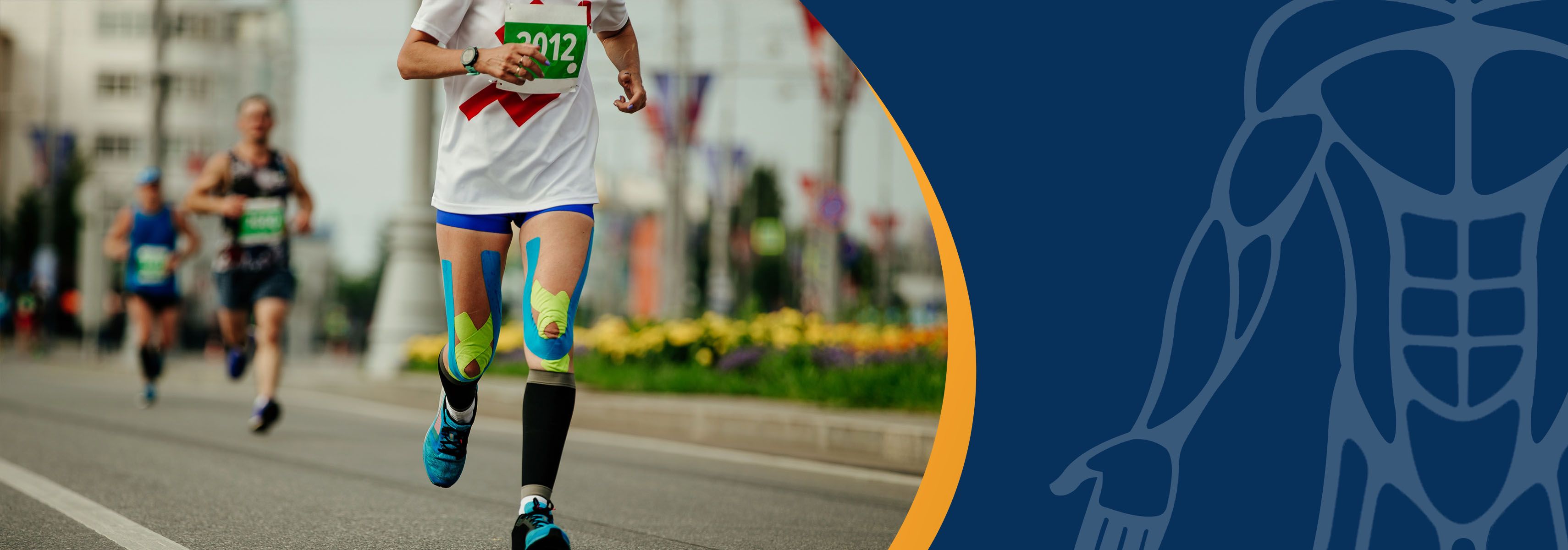 Mann trägt Kinesio-Tape beim Halbmarathon