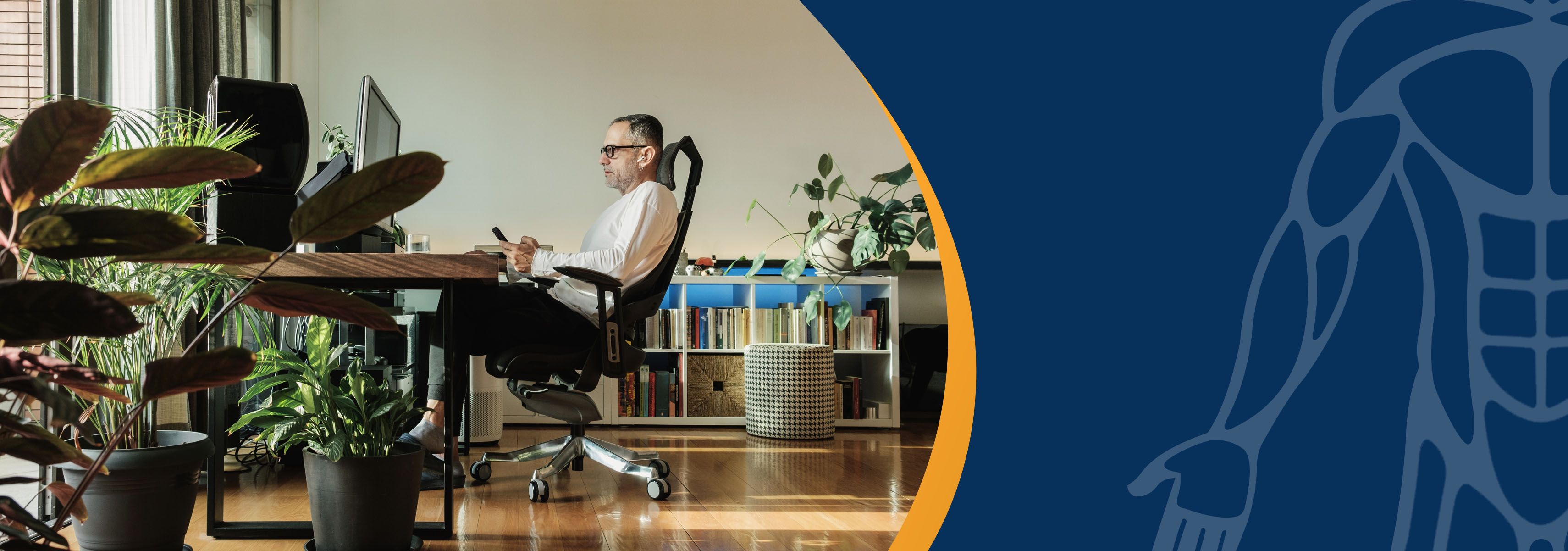 Mann, der seinen ergonomischen Bürostuhl richtig eingestellt hat