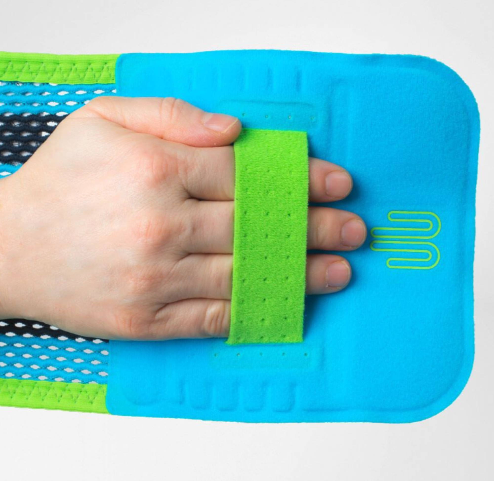 Modell mit dem Riemen des Bauerfeind Sports Rückenbandage