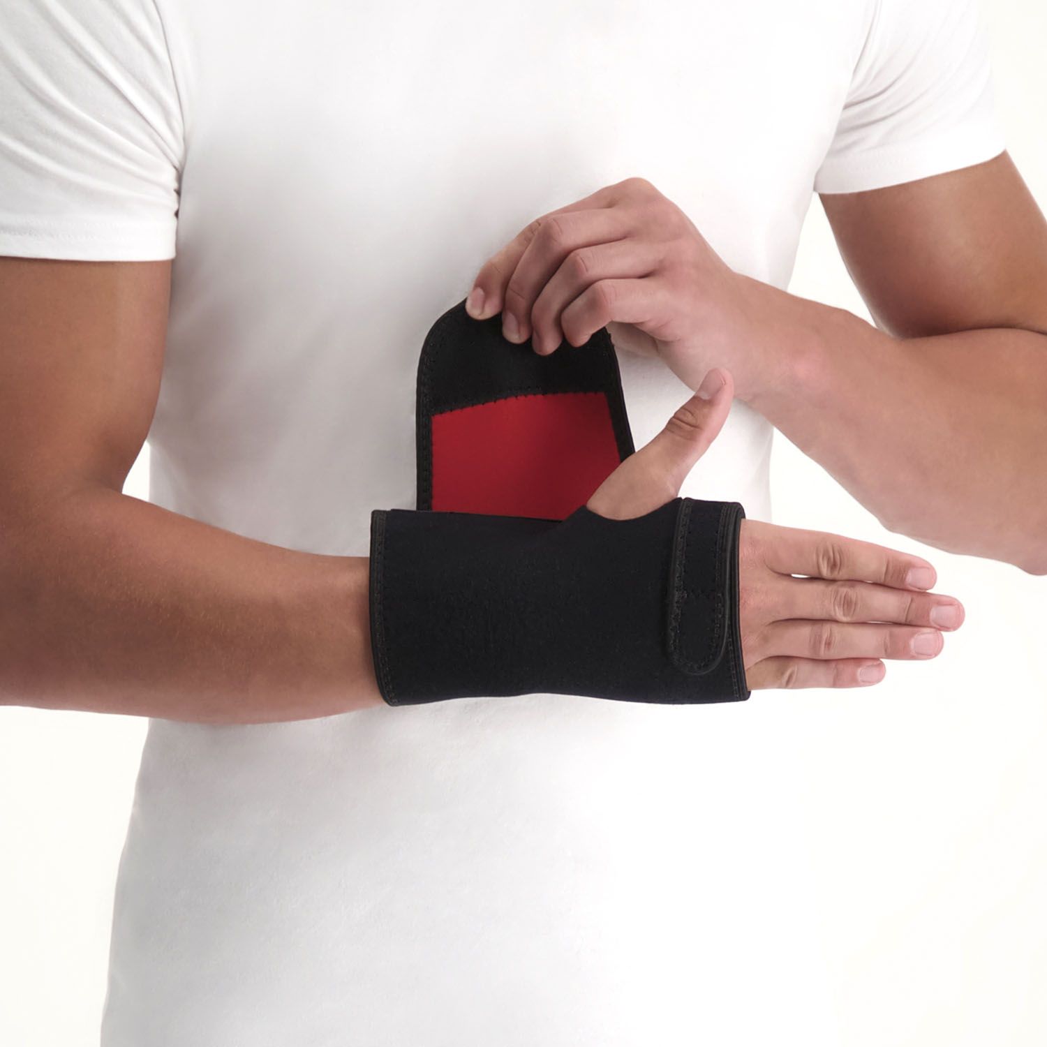 Model beim Anlegen der Dunimed Handgelenkbandage Karpaltunnelsyndrom