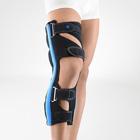 Bauerfeind Genuloc Knie Orthese, getragen vom Model am rechten Bein