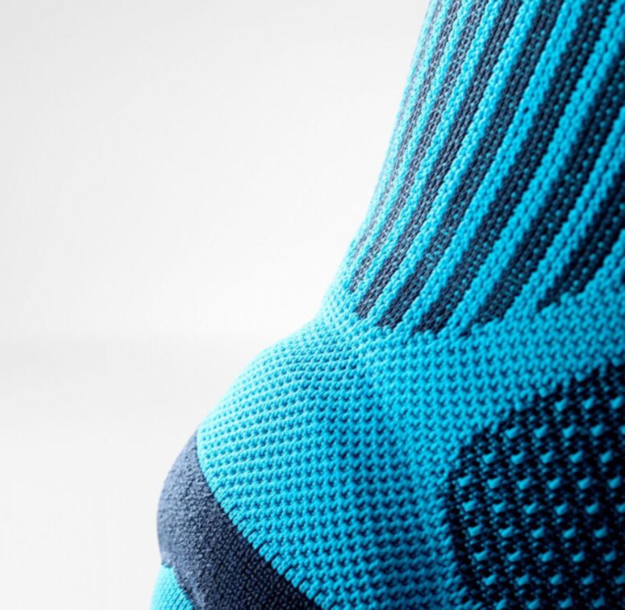 Stricken Vorderseite des Bauerfeind Sports Kniebandage in Riviera Blau