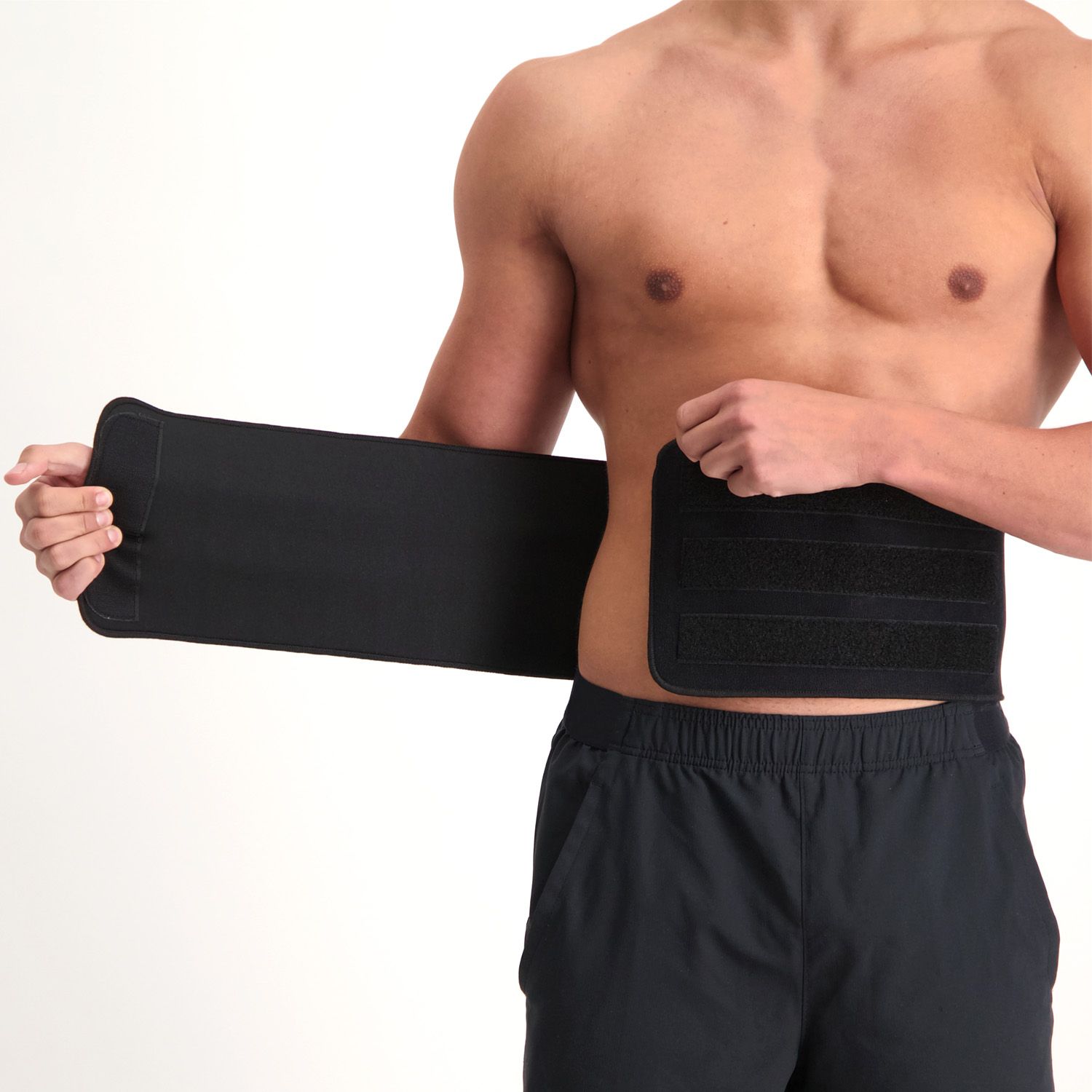 Model beim Anlegen der Dunimed Rückenbandage (ohne Federstahlstreben)
