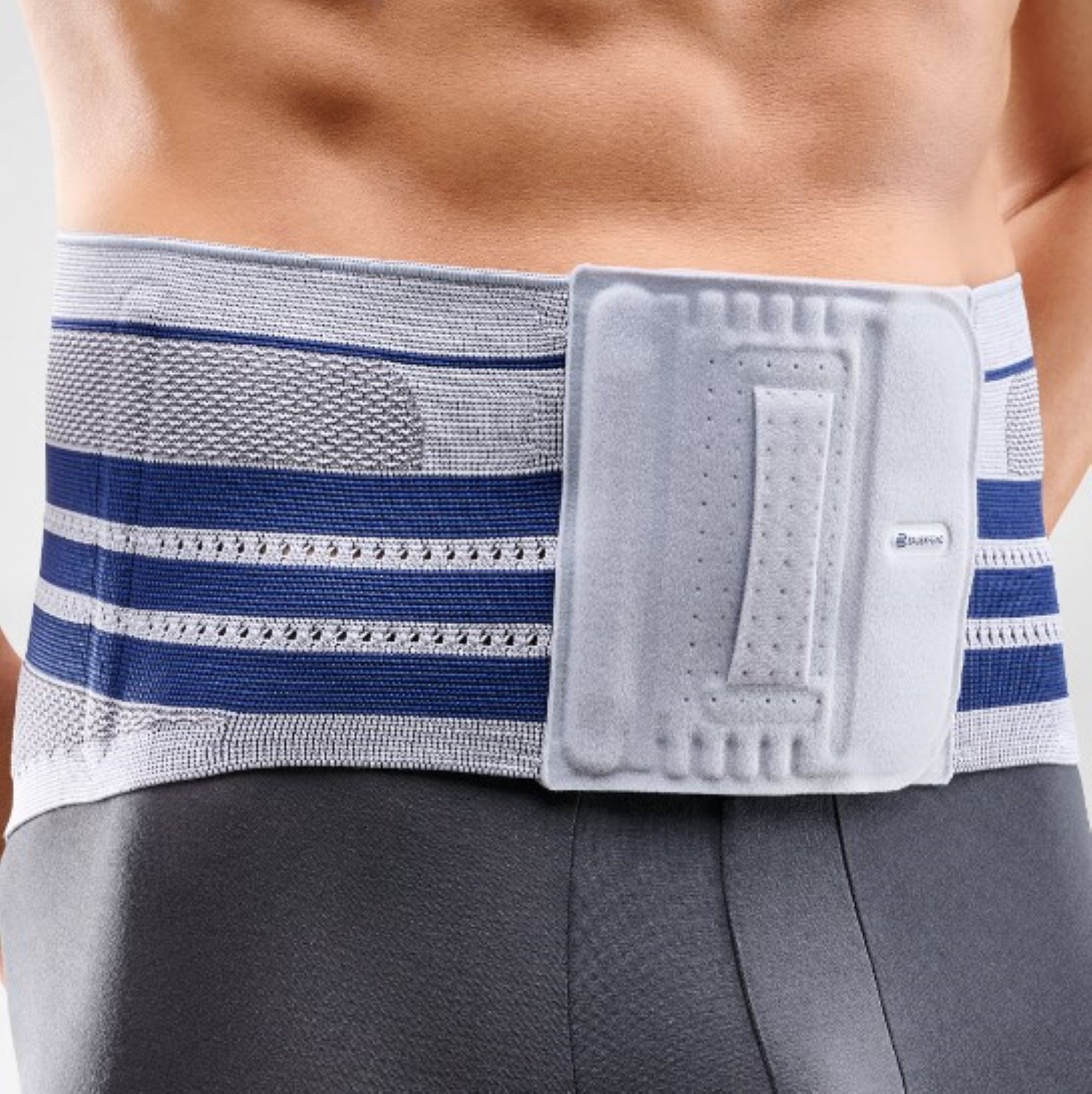 Bauerfeind Lumbotrain Straight Rückenbandage vom Model getragen Schrägansicht