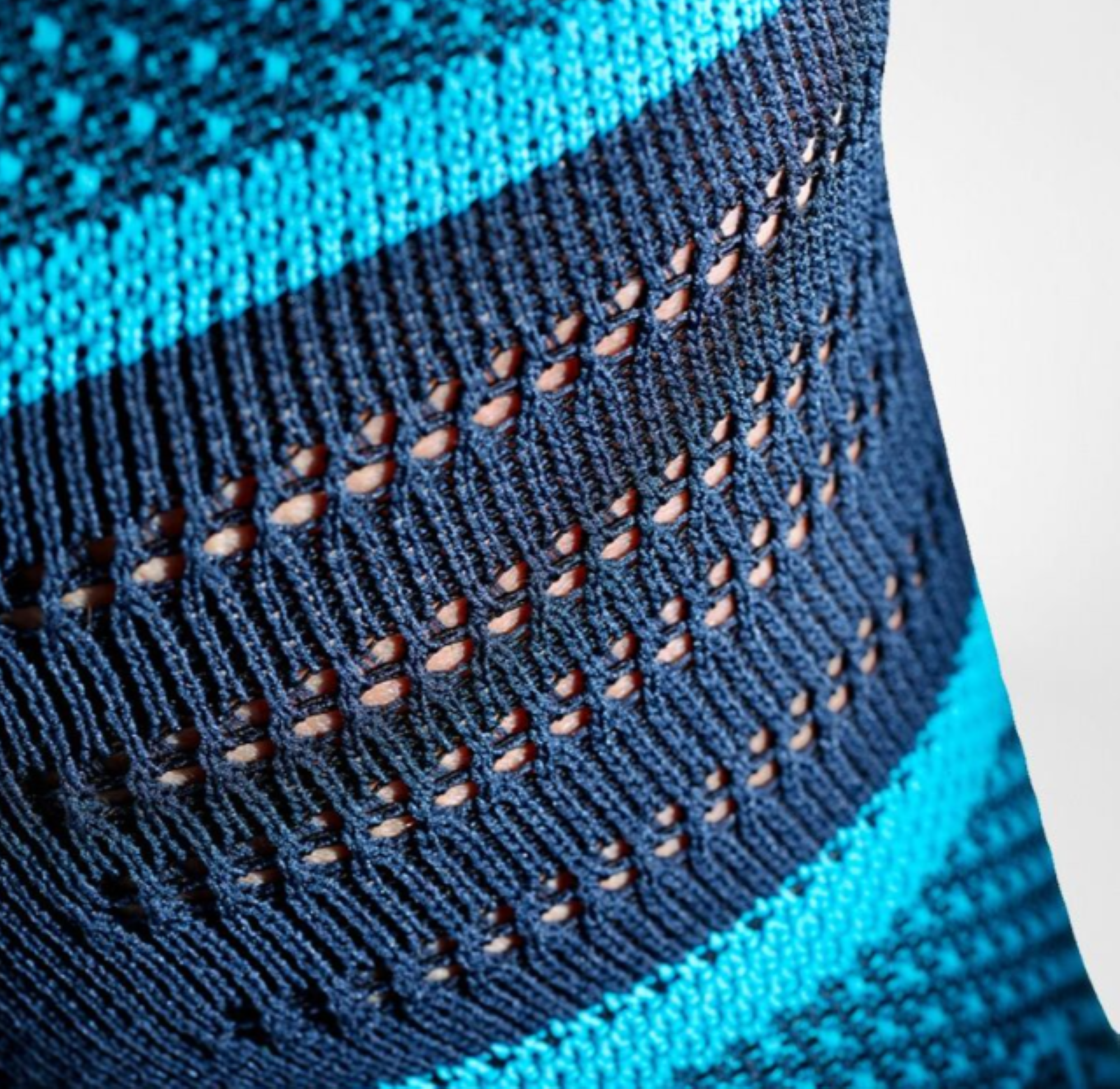 Stricken Rückseite des Bauerfeind Sports Kniebandage in Riviera Blau