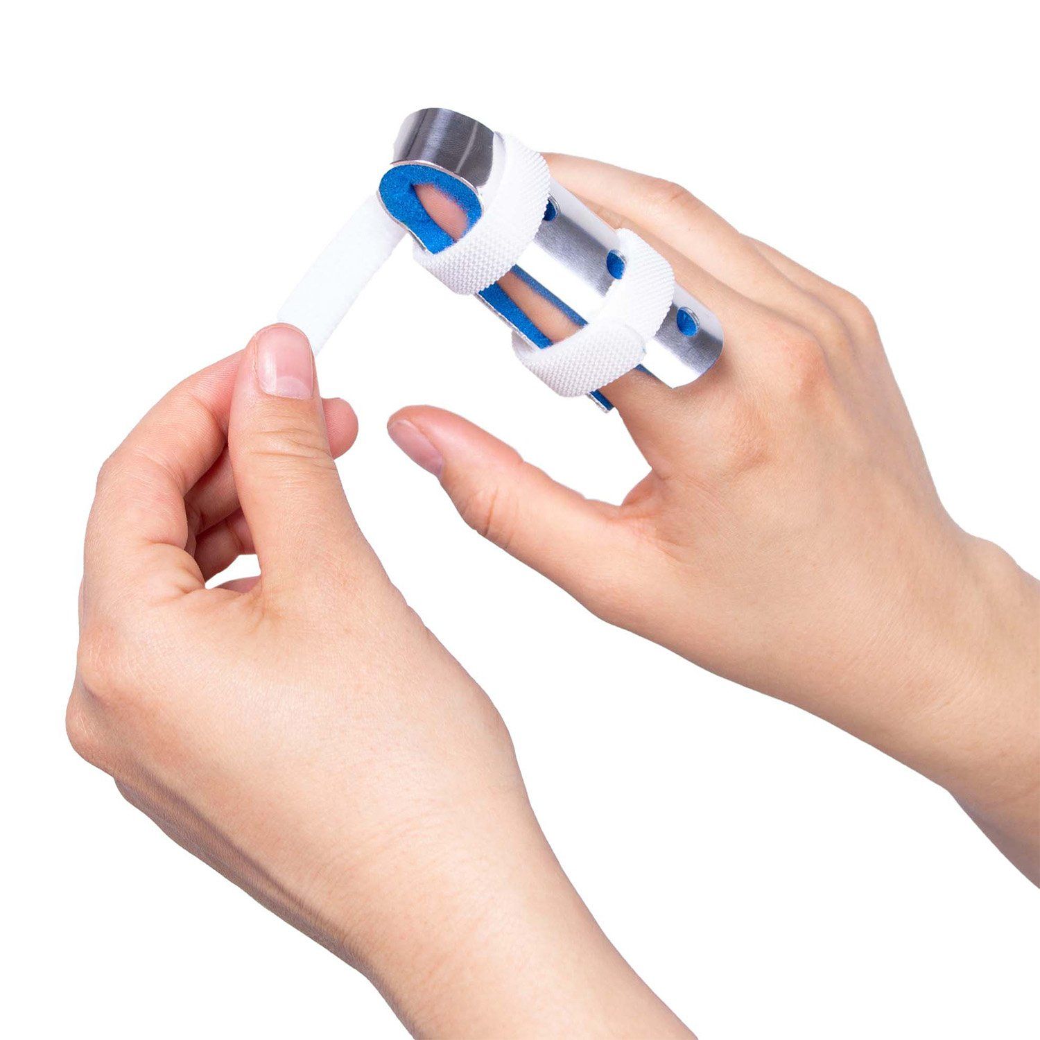 Modell beim Anlegen der Dunimed Fingerschiene mit verstellbarem Band