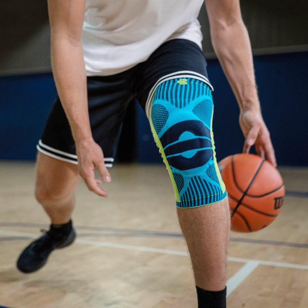 Bauerfeind Sports Kniebandage im Basketball getragen