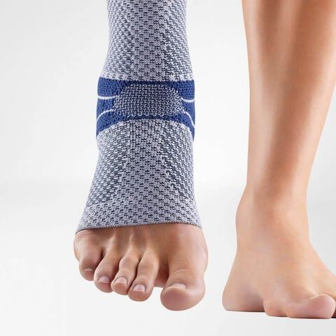 Vorderansicht des Modells mit der Bauerfeind MalleoTrain Sprunggelenkbandage