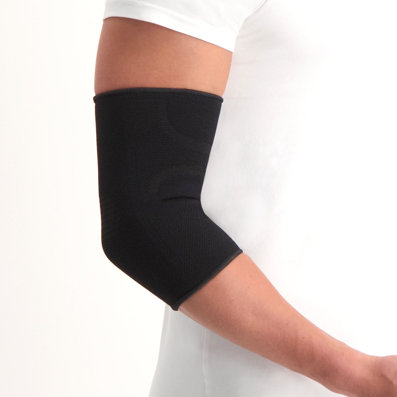 Seitenansicht der vom Modell getragenen Dunimed Ellenbogenbandage Schwarz