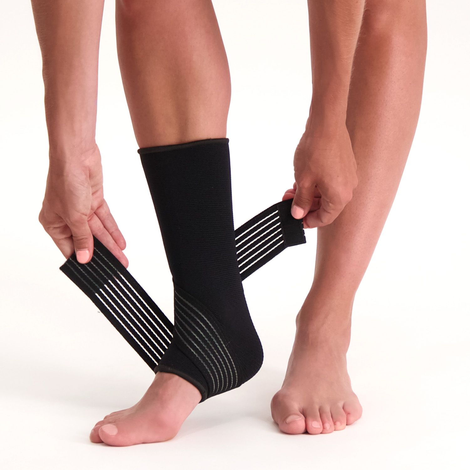 Dunimed Premium Sprunggelenkbandage Schwarz Anziehen