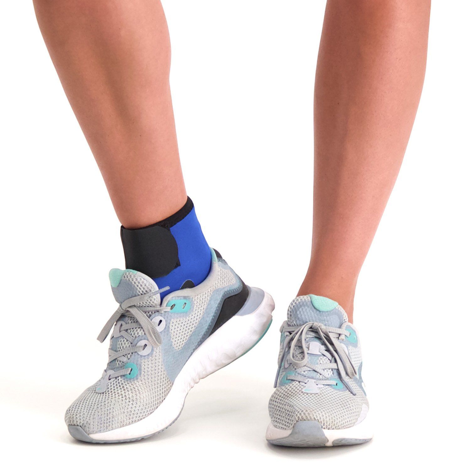 Morsa Sprunggelenkbandage für Kinder in einem Sportschuh getragen Vorderansicht