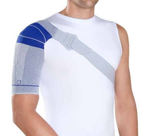 Vorderansicht des Modells mit dem Bauerfeind Omotrain S Schulterbandage über dem Hemd