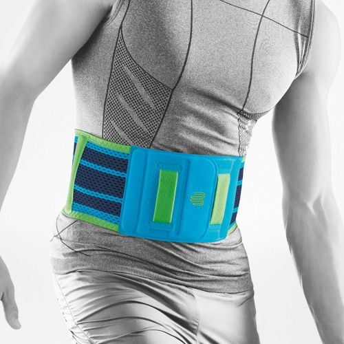 Vorderansicht Bauerfeind Sports Rückenbandage in Riviera Blau getragen von männlichem Model
