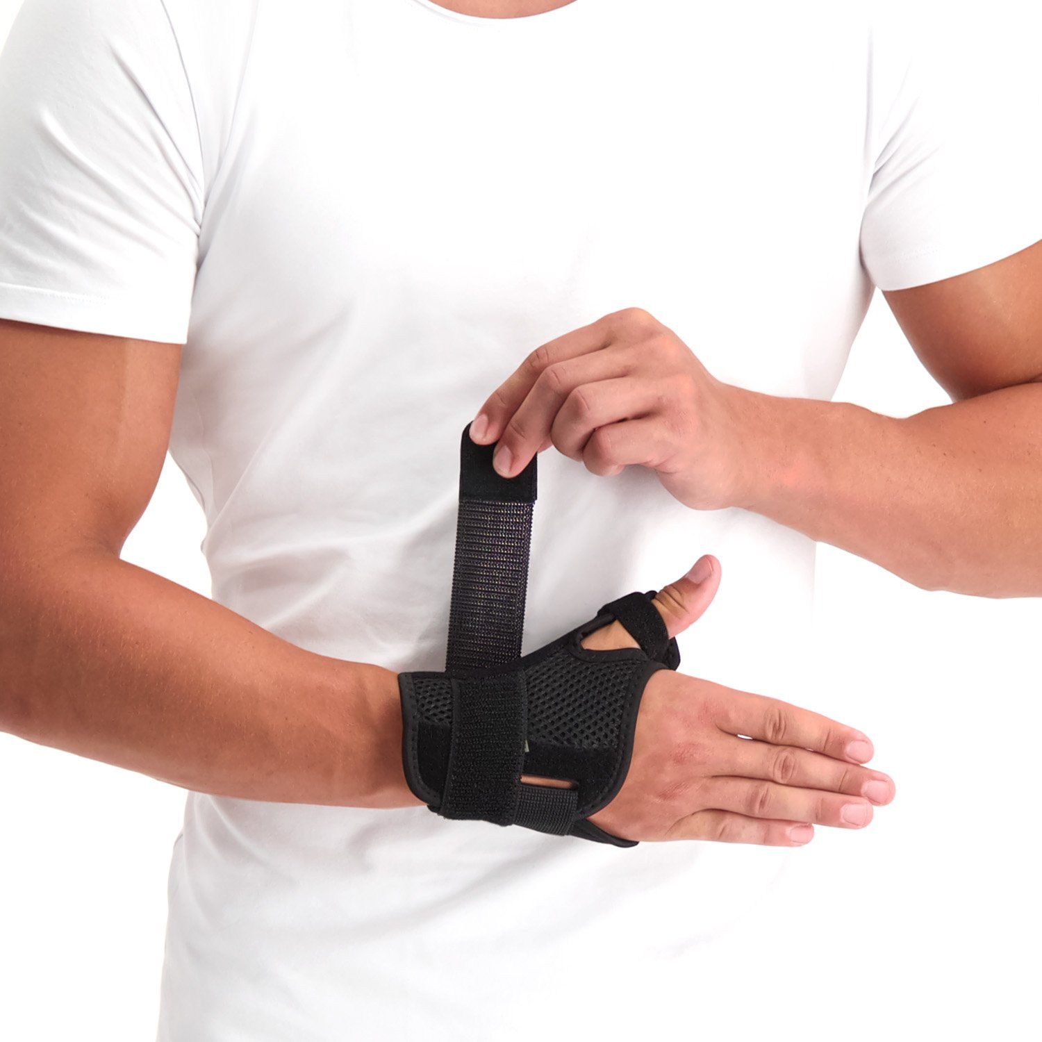 Model beim Abschnallen der Dunimed Premium Daumenbandage / Handgelenkbandage