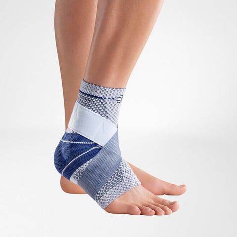 Seitenansicht des Modells mit der Bauerfeind MalleoTrain Plus Sprunggelenkbandage